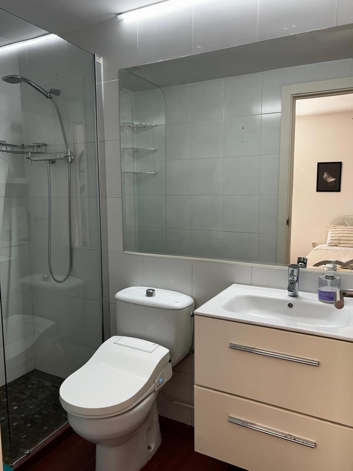 Beachfront Family Oasis - 2br For 4 Barcelone